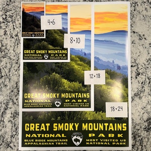 Op de afbeelding: Een poster met een schilderachtig uitzicht op het Great Smoky Mountains National Park. De poster is verkrijgbaar in verschillende formaten, waaronder 4x6 inch, 8x10 inch, 12x18 inch en 18x24 inch. De poster toont het logo van het park en de tekst "Great Smoky Mountains National Park, Most Visited US National Park, Blue Ridge Mountains, Appalachian Trail."