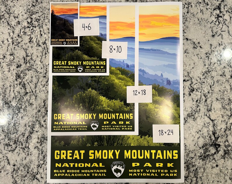 Op de afbeelding: Een poster met een schilderachtig uitzicht op het Great Smoky Mountains National Park. De poster is verkrijgbaar in verschillende formaten, waaronder 4x6 inch, 8x10 inch, 12x18 inch en 18x24 inch. De poster toont het logo van het park en de tekst "Great Smoky Mountains National Park, Most Visited US National Park, Blue Ridge Mountains, Appalachian Trail."