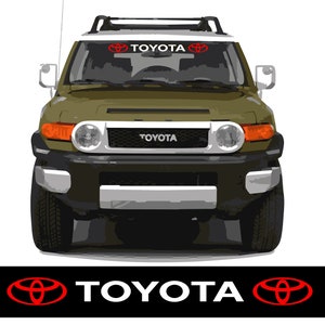Puede incluir: Un Toyota FJ Cruiser verde con un portaequipajes de techo blanco y un parachoques delantero negro. El vehículo tiene un logotipo de Toyota rojo en el parabrisas y un logotipo de Toyota blanco en la parrilla delantera. El vehículo está sobre un fondo blanco.