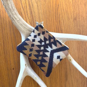 Pochette in lana Pendleton con motivo tribale stile sud-ovest, borsa con cerniera, portamonete in stile western, regalo artigianale da uomo, organizer da viaggio. immagine 11