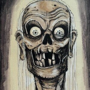 Op de afbeelding: Een zwart-witte illustratie van een griezelig, skeletachtig personage met lang wit haar en een brede, tandenrijke grijns. Het personage heeft grote, ronde ogen met witte pupillen.