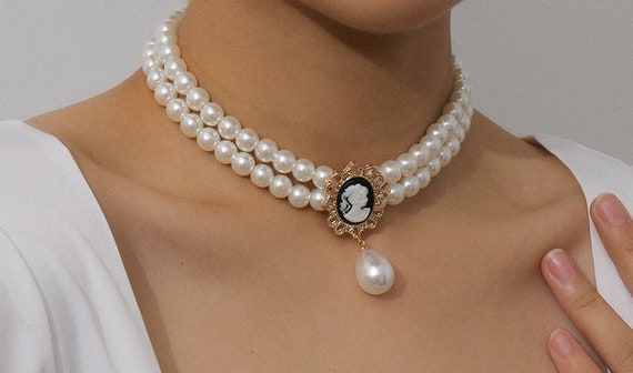 Luxurious Cameo Pearl Choker Pearl 