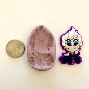 Pu&ograve; includere: Uno stampo in silicone viola di Ursula de La Sirenetta. Lo stampo &egrave; circa delle dimensioni di una moneta da un euro. Lo stampo &egrave; progettato per creare un topper per torte o altre decorazioni commestibili.