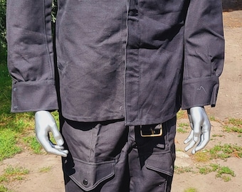 Conjunto de ropa de trabajo vintage de los años 80: chaqueta y pantalones, un atuendo utilitario de la vieja escuela.