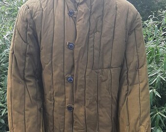 Vintage gewatteerde winterjas, olijfgroen, met vulling, erfgoedlook.
