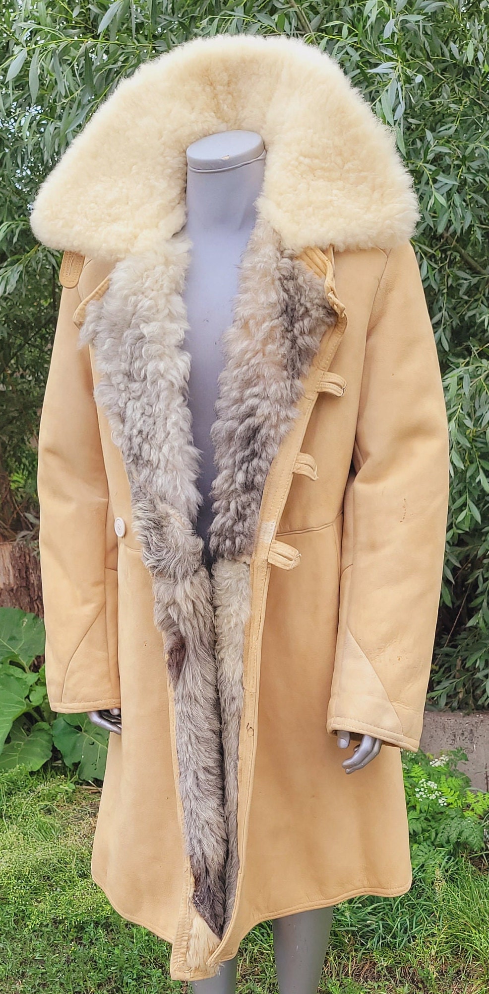 本物のシープスキンで作られたヴィンテージの伝説的な冬の毛皮のコート