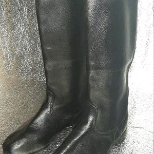 Botas altas de cuero soviéticas vintage, calzado retro raro de la URSS y Europa del Este.