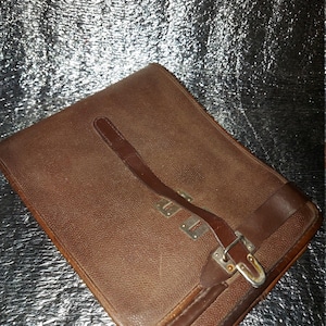 Cartella portadocumenti vintage sovietica Kirza marrone, chiusura con cinturino, organizer da collezione dell'URSS