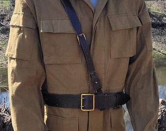 Chaqueta de verano vintage con cinturón de cuero, rara y antigua, en tono arena.