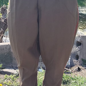 Pantaloni da equitazione vintage da ufficiale color kaki con bordino rosso originali dell'esercito dell'URSS