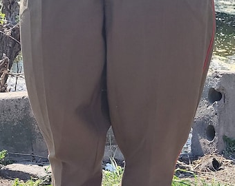Vintage-Reithose in Khaki mit roter Paspelierung und hohem Bund, klassischer Retro-Stil aus der UdSSR.