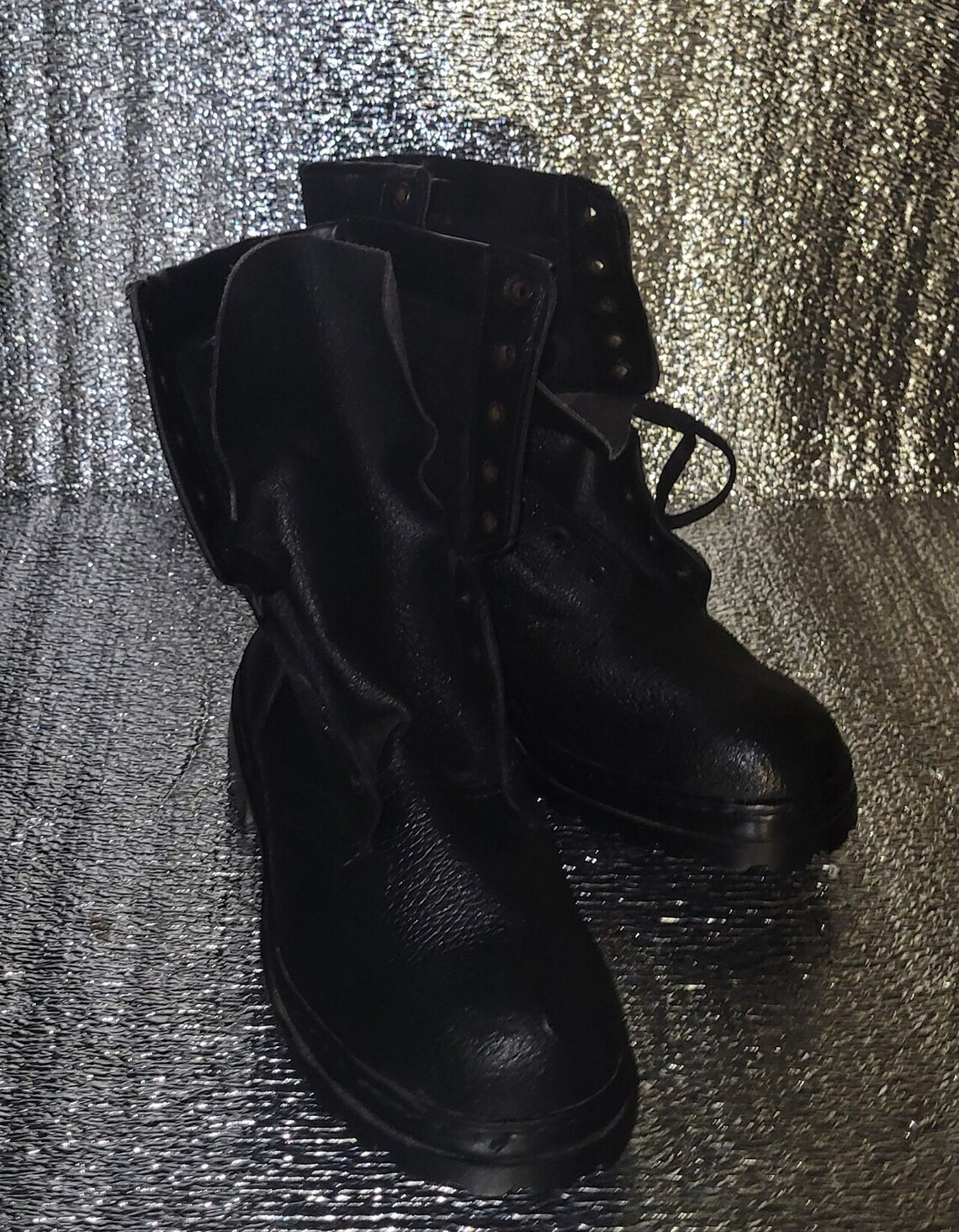Vintage Black Leather Lace-Up Boots, Tall Classic Footwear, Sturdy Old-Era Style, foto 3 di 5