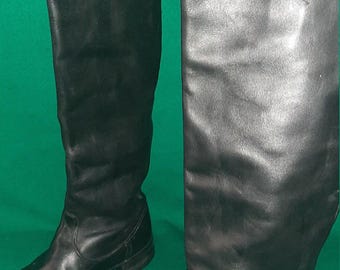 ヴィンテージのハイヒールの黒のレザーブーツ、クラシックなハイシャフトの靴、1980年代スタイル
