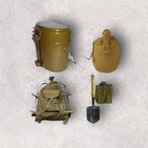 Könnte beinhalten: Ein Set aus vier Camping-Essentials: ein brauner Rucksack aus Segeltuch, eine braune Metallkanne, ein kleiner grüner Beutel aus Segeltuch und eine schwarze Klappschaufel.