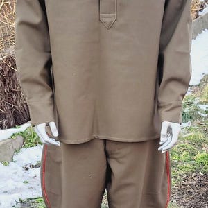 Completo vintage sovietico composto da tunica e pantaloni in misto lana, colore verde oliva, con profili rossi.