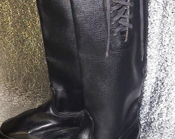 Rari stivali vintage in tela cerata con lacci laterali, classico design kirza, stivali alti da collezione degli anni '70