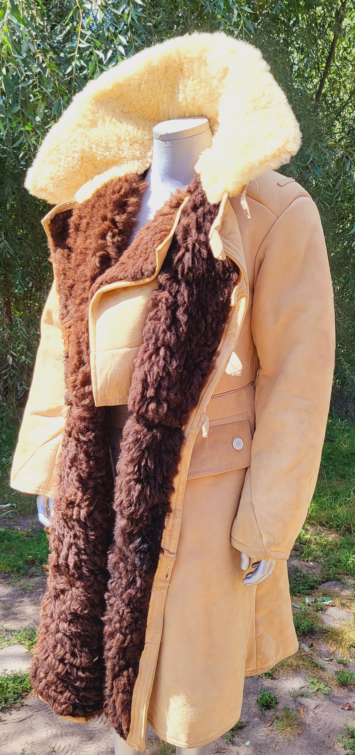 ヴィンテージの厚手のシープスキンの毛皮のコート、冬のロングコート