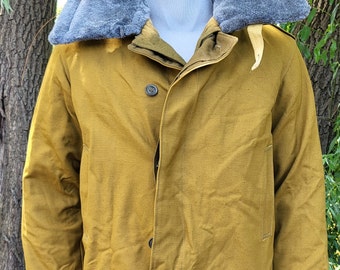 Abrigo de invierno vintage cálido con cuello de piel, raro, de la época antigua de Europa del Este.