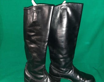 Stivali alti vintage in pelle cromata nera, calzature da equitazione in stile sovietico degli anni '70