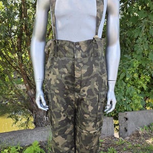 Vintage Winterhose mit Tarnmuster aus den 1990er Jahren, gefütterte Hose, sowjetischer Klassiker im Retro-Stil, Arbeitskleidung aus der UdSSR.