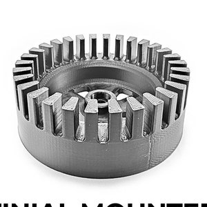 Puede incluir: Un soporte de remate de metal plateado con una base circular y una serie de dientes alrededor del borde. El texto "FINIAL MOUNTED" está impreso debajo de la imagen. El texto "IDEAL FOR SECURING THE TOPPER: Mounted through the finial, it sits directly on top of the pole." está impreso debajo del texto.