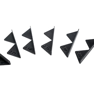 Puede incluir: Seis herramientas de plástico negro en forma de triángulo con diferentes medidas: 1,50, 2,25, 2,50, 2,75, 3,00 y 2,00.