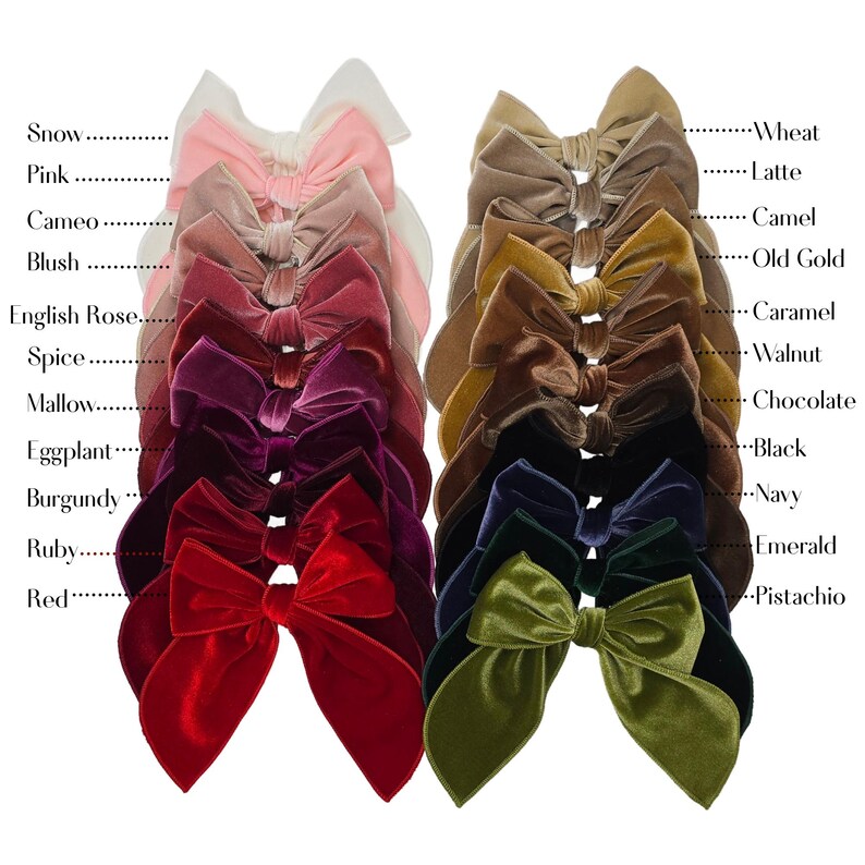 Puede incluir: Un conjunto de 16 lazos de pelo de terciopelo en varios colores, incluyendo nieve, rosa, camafeo, rubor, rosa ingl&eacute;s, especias, malva, berenjena, burdeos, rub&iacute;, rojo, trigo, latte, camello, oro viejo, caramelo, nuez, chocolate, negro, azul marino, esmeralda y pistacho.