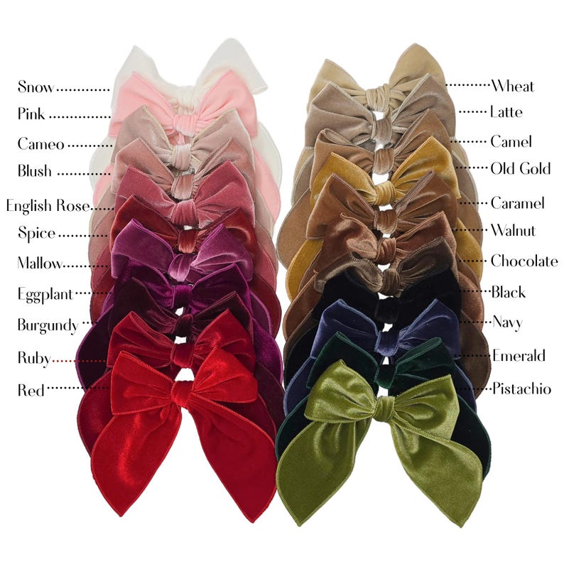 Pu&ograve; includere: Un set di 14 fiocchi per capelli in velluto in vari colori, tra cui neve, rosa, cammeo, blush, rosa inglese, spezie, malva, melanzana, bordeaux, rubino, rosso, grano, latte, cammello, oro vecchio, caramello, noce, cioccolato, nero, blu navy, smeraldo e pistacchio.
