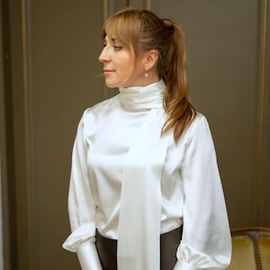 Camicetta in pura seta di gelso in 12 colori – Camicia in seta con collo alto – Elegante top con sciarpa lunga e cravatta – 12 opzioni di colore – Camicetta con fiocco di lusso firmata