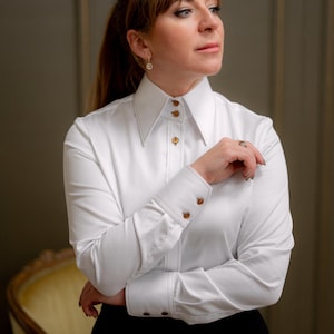 Lifestyle photo showing the shirt worn with neutral accessories, demonstrating its versatility across different styles and occasions. From office to dinner, the refined construction stands out.