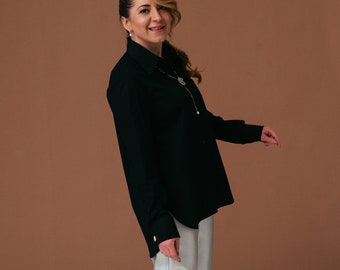 Camisa negra extragrande con puños franceses: elegante blusa de algodón para mujer.