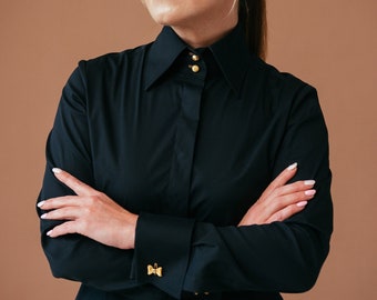 Chemise noire formelle à revers français pour femme : Chemisier élégant à revers français, coupe ajustée avec col montant. Chemisier noir de luxe avec boutons dorés