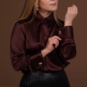 Luxe blouse van pure moerbeizijde: chocoladebruin overhemd met Franse manchetten en button-down voor dames, overhemd van zijdesatijn
