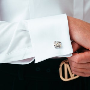 French cuffs for cufflinks are the highlight of our blouse, allowing you to add accessories and accentuate your style.