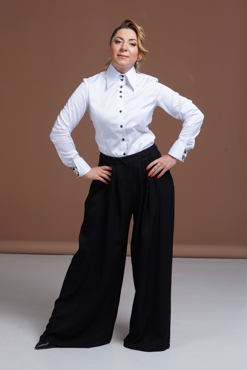 Stylish and versatile women’s stretch cotton blouse