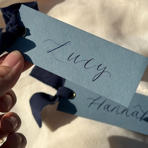 Carte de visite de lieu avec calligraphie en ruban de mousseline BLEU foncé + BLEU MARINE | carte de visite BLEUE personnalisée | oeillet doré | Décor de lieu de mariage