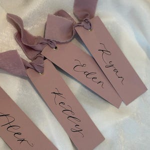 Tarjeta de nombre de lugar con caligrafía de cinta de gasa color LILA claro / Tarjeta de nombre de lugar personalizada / Ojal dorado / Decoración de lugar de boda