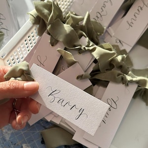 Cinta de gasa verde eucalipto con caligrafía para colocar el nombre / Tarjeta de nombre blanca personalizada / Ojal dorado / Decoración de mesa para boda