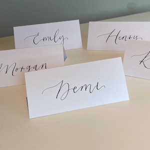 WITTE tentkalligrafie plaatsnaamkaart | Gepersonaliseerde gevouwen plaatsnaamkaartje | Bruiloft couvert | Bruiloft, babyshower