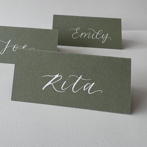Tarjeta de nombre de caligrafía con carpa en color verde eucalipto / Tarjeta de nombre de lugar plegada personalizada / Decoración de mesa para bodas / Bodas, baby shower