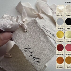 HANDGEMAAKT PAPIER Lint kalligrafie plaatsnaamkaart | Gepersonaliseerde plaatsnaamkaart katoenen lap | Gouden of zilveren oogje | Bruiloft couvert