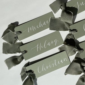 Tarjeta con nombre para boda con caligrafía / Tarjeta de eucalipto con cinta de gasa con caligrafía en color salvia Tarjeta con nombre para boda con caligrafía en color salvia