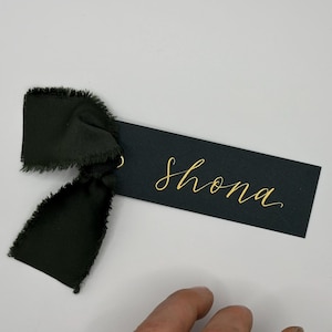 Cinta de satén verde BOSQUE Tarjeta con nombre de caligrafía DORADA / Tarjeta con nombre de lugar personalizada / Ojal dorado / Fiesta de bodas