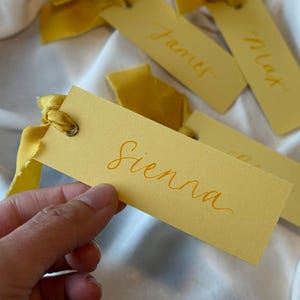 Tarjeta con nombre de lugar con caligrafía AMARILLO LIMÓN / Tarjeta con limón y cinta de gasa color limón / Tarjeta con nombre de lugar / Boda, fiesta, baby shower, maximalista