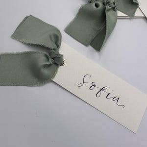 Segnaposto con calligrafia in nastro di raso verde AVORIO + SALVIA / Segnaposto personalizzato / Occhiello dorato / Decorazione per festa di matrimonio