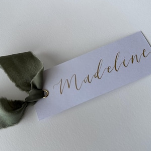 Nastro in chiffon verde eucalipto, segnaposto con calligrafia dorata / segnaposto bianco personalizzato / occhiello dorato / segnaposto per matrimonio