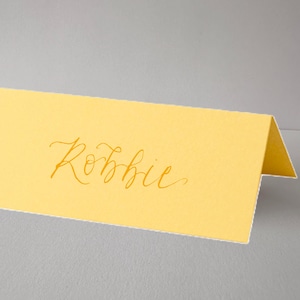 Tarjeta de nombre de lugar con caligrafía en forma de tienda de campaña AMARILLO LIMÓN / Tarjeta de nombre de lugar plegada personalizada / Decoración de lugar para boda / Boda, Baby Shower