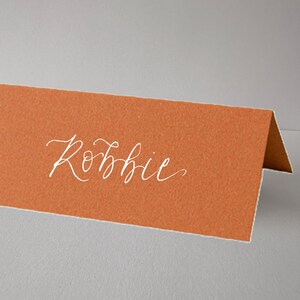 Tarjeta de nombre de lugar con caligrafía en color naranja ocre / Tarjeta de nombre de lugar plegada personalizada / Decoración de lugar para bodas / Bodas, baby shower
