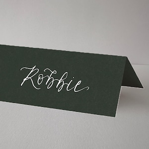Nom de lieu de calligraphie sous une tente VERT FORESTIER | carte de nom de lieu pliée personnalisée | Cadre de table de mariage | Mariage, baby shower