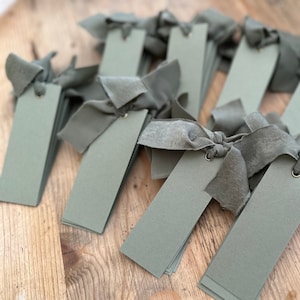 Pak van 25 | Eucalyptuskaart | 'Zijdezachte' chiffon | Bosgroen | Ivoor | Metalen oogje | Naamkaartjes bruiloft | BLANCO plaatsnaam voor zelfgemaakt diner